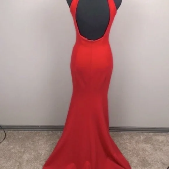 Mac Duggal Sleeveless Maxi Dress Red Formal Keyhole Front Halter Neck Gown 6